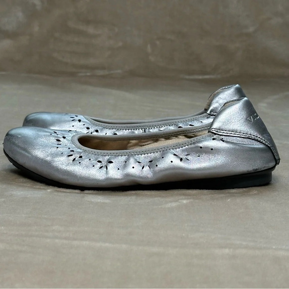 Vionic Geneva Ballet Flat Soft Metallic Silver Perforated Leather Sz 7.5 - Picture 3 of 13